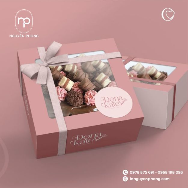 Khoe Trọn Vẻ Đẹp Món Quà Với Hộp Giấy Có Bóng Kính – Xu Hướng Bao Bì Mới Cho Quà Tặng